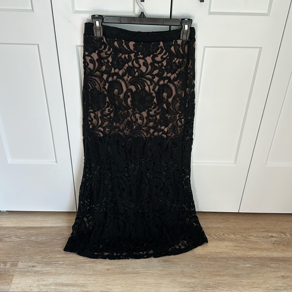 Lace skirt